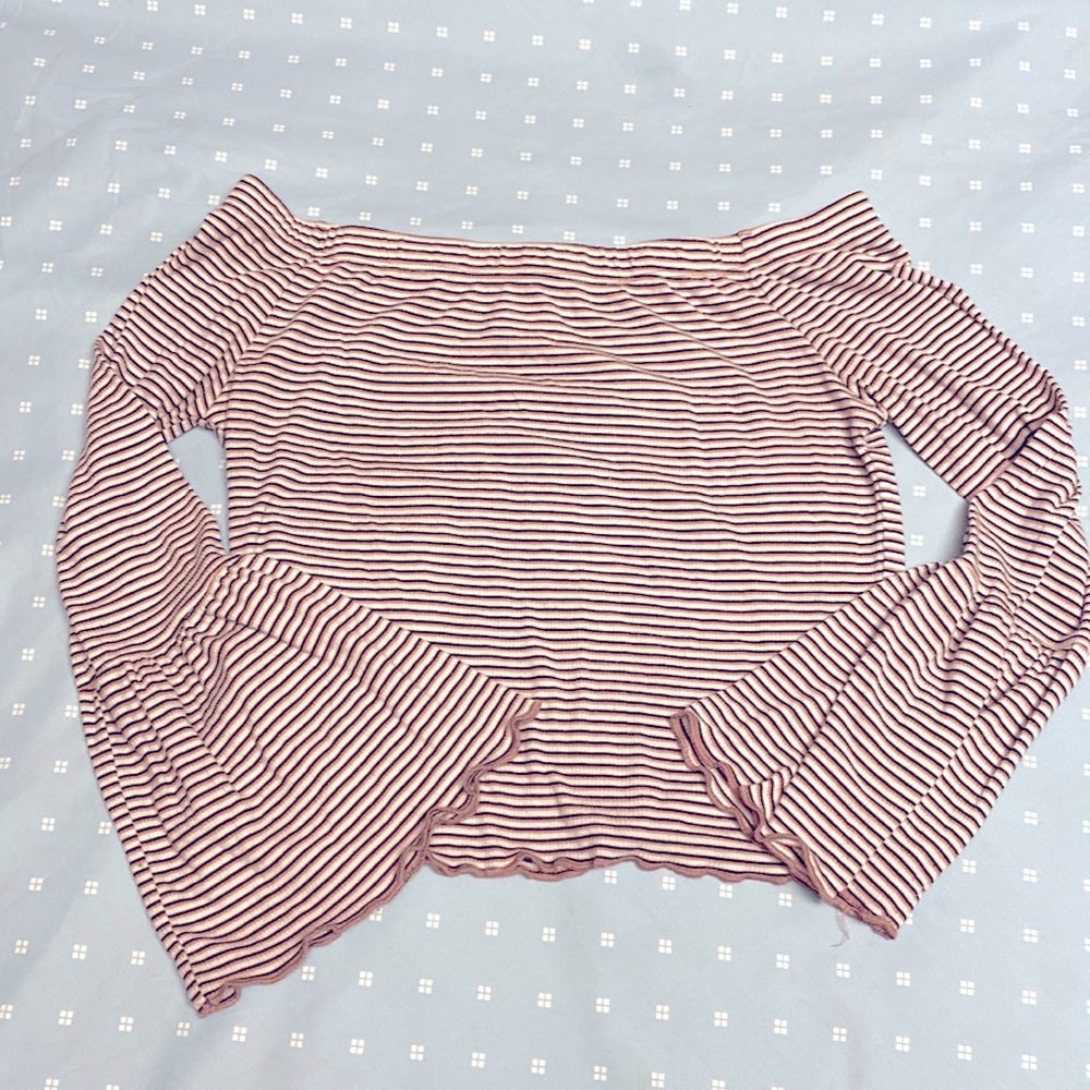 Crop top with bell like sleeves